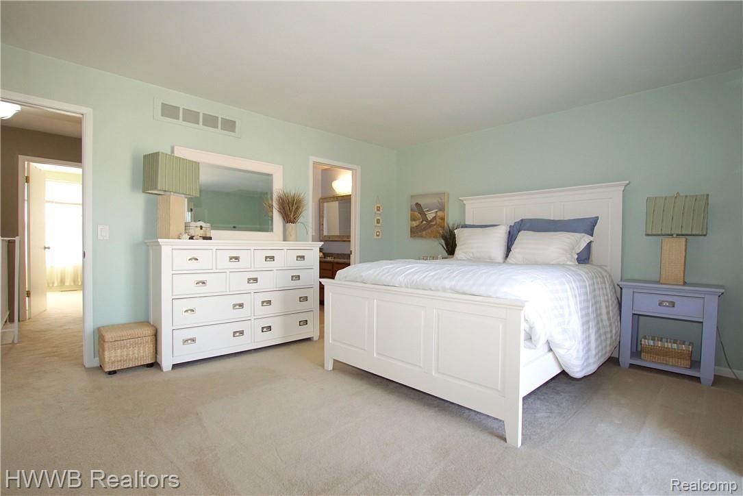 1408 Crescent Lane Rochester, MI 48306 - Photo 14 of 29 Master has private half bath