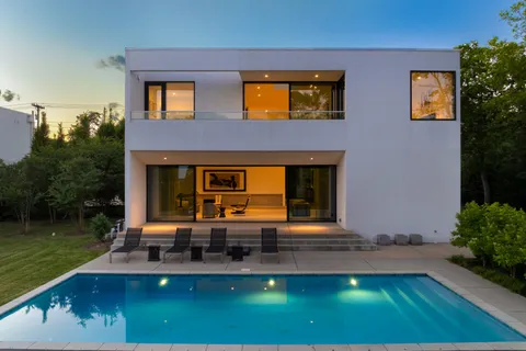 a view of lobby with a yard