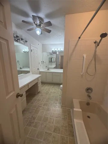 $1,100 | 728 West San Antonio Street, Unit 102, Lockhart, TX 78644