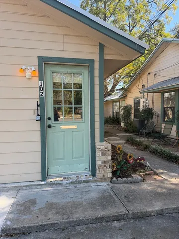$1,100 | 728 West San Antonio Street, Unit 102, Lockhart, TX 78644