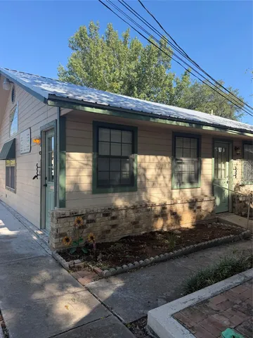 $1,100 | 728 West San Antonio Street, Unit 102, Lockhart, TX 78644