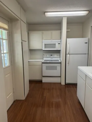 $1,100 | 728 West San Antonio Street, Unit 102, Lockhart, TX 78644