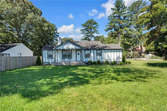 a view of a house with a yard