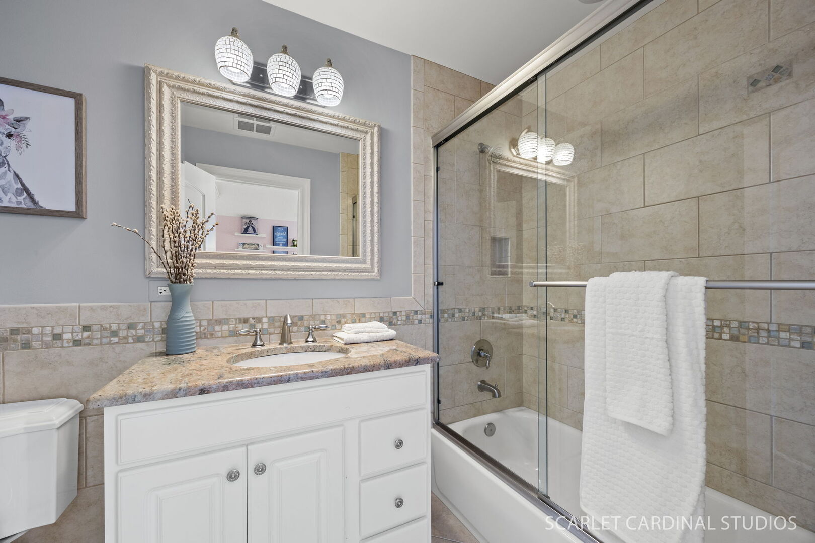 550 Edson Avenue Lombard, IL 60148 - Photo 23 of 32 a bathroom with a tub sink and mirror