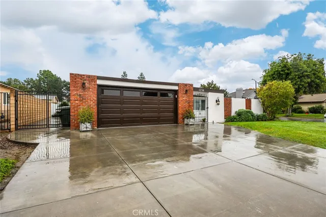 a picture of a wall with a white and white photo