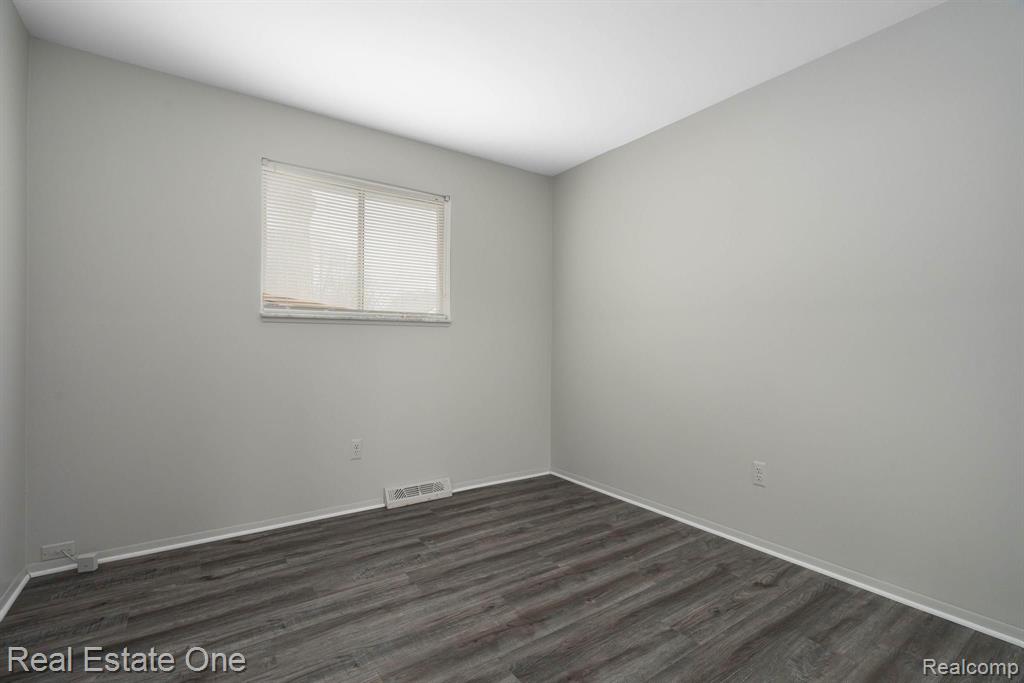 2745 Emmons Avenue Rochester Hills, MI 48307 - Photo 19 of 25