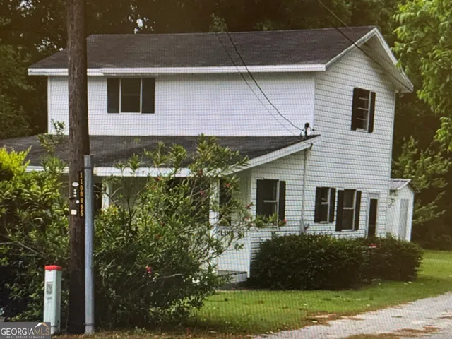 a view of a house with yard and plants