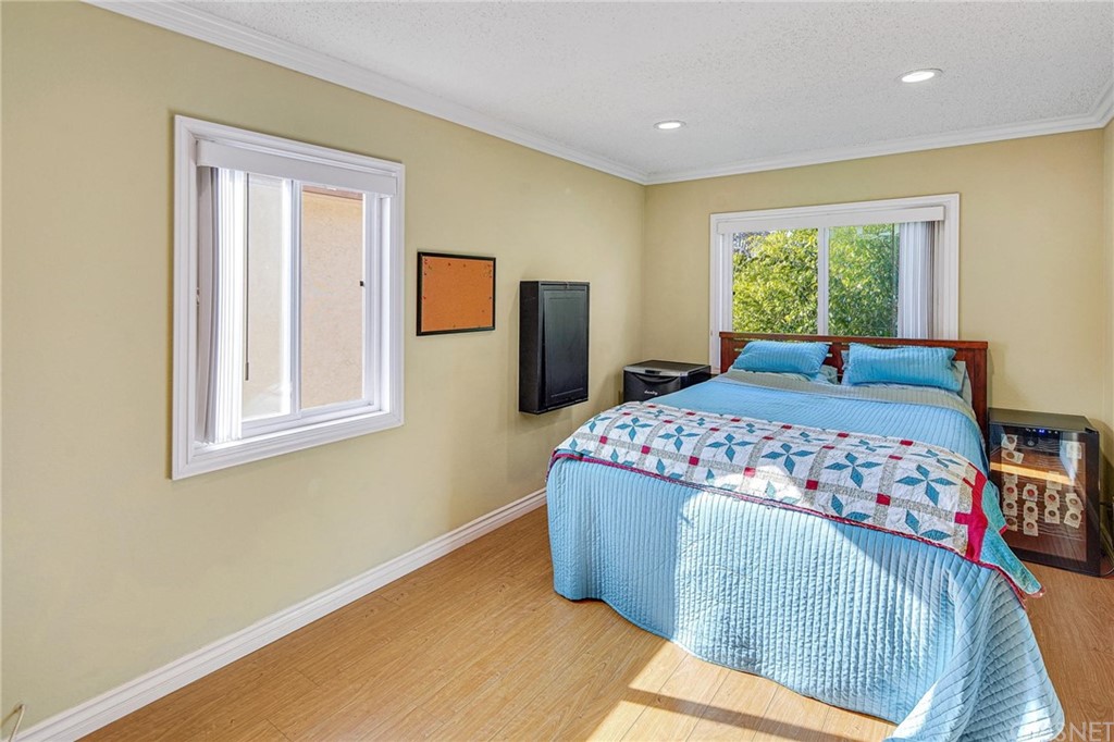 7320 Lennox Avenue, Unit H1 Van Nuys, CA 91405 - Photo 15 of 20 a bedroom with a bed and a window