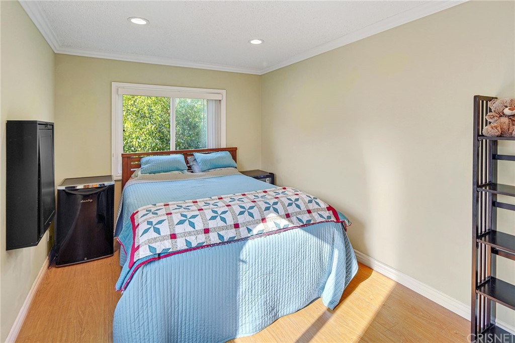 7320 Lennox Avenue, Unit H1 Van Nuys, CA 91405 - Photo 16 of 20 a bedroom with a bed and a window