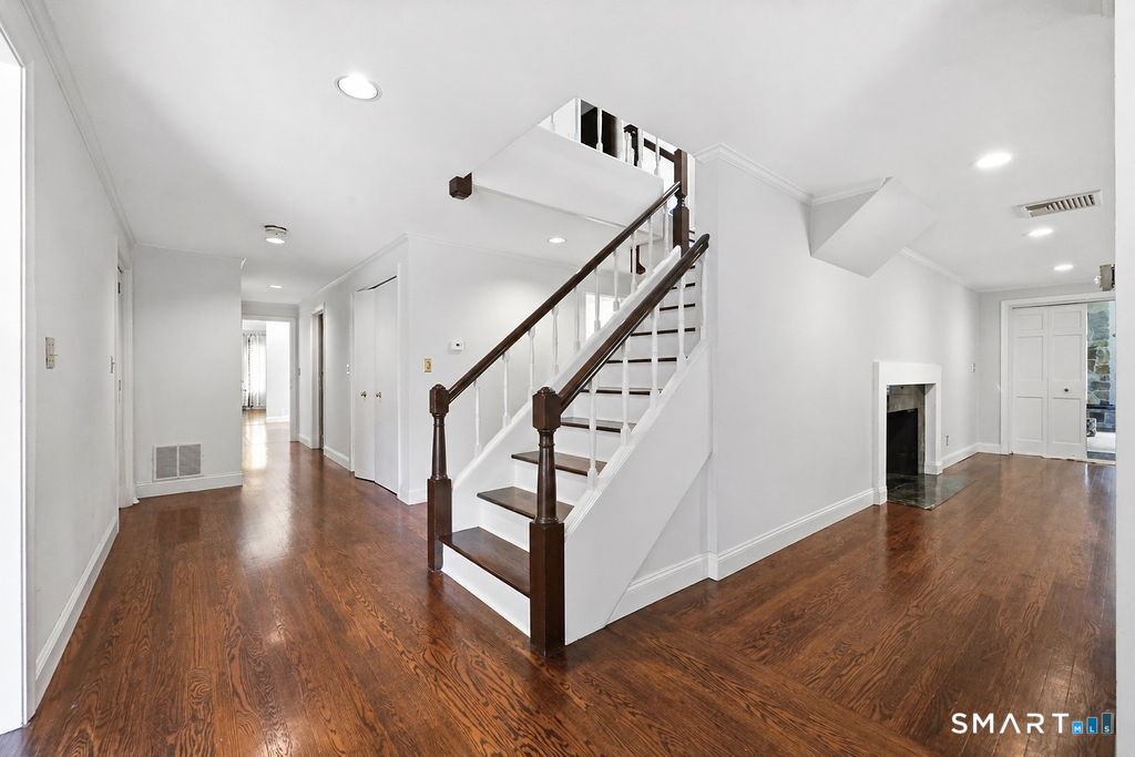 54 Kenmore Road Bloomfield, CT 06002 - Photo 2 of 40