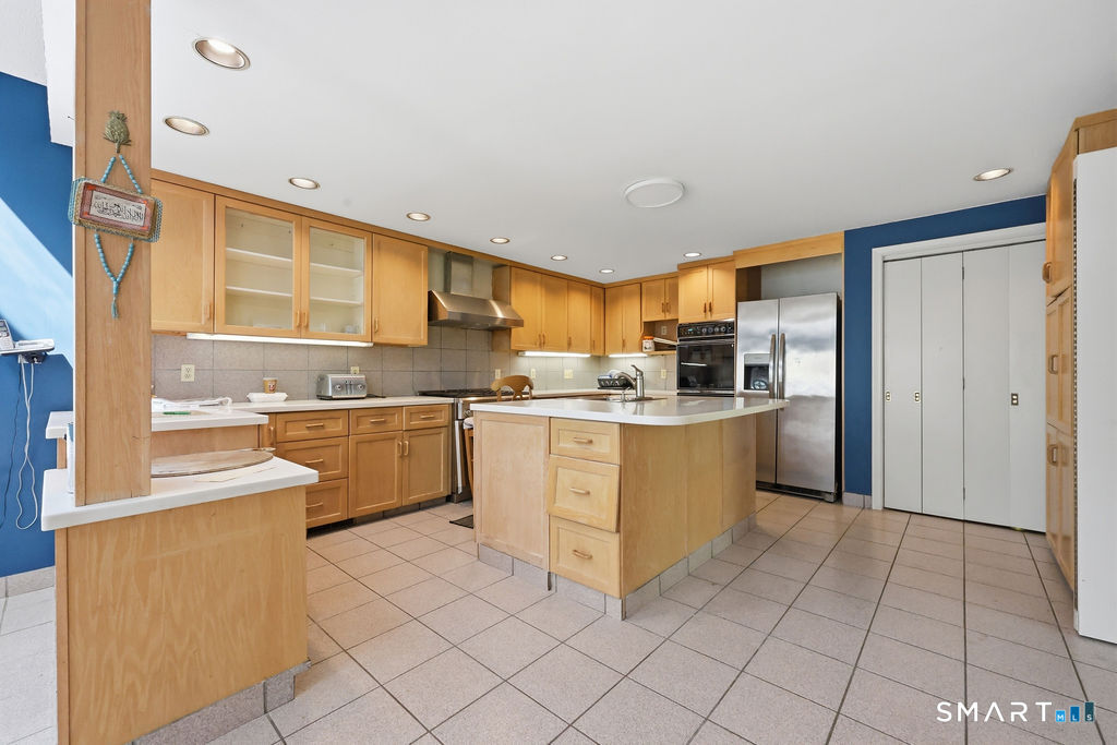 54 Kenmore Road Bloomfield, CT 06002 - Photo 9 of 40