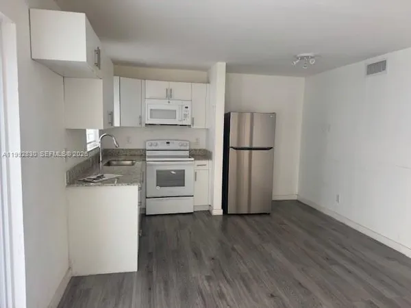 $2,450 | 920 Southeast 2nd Avenue, Unit 2, Hallandale Beach, FL 33009