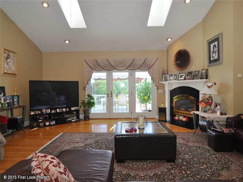 861 Seven Mile Road Cranston, RI 02823 - Photo 3 of 25 Living Room.