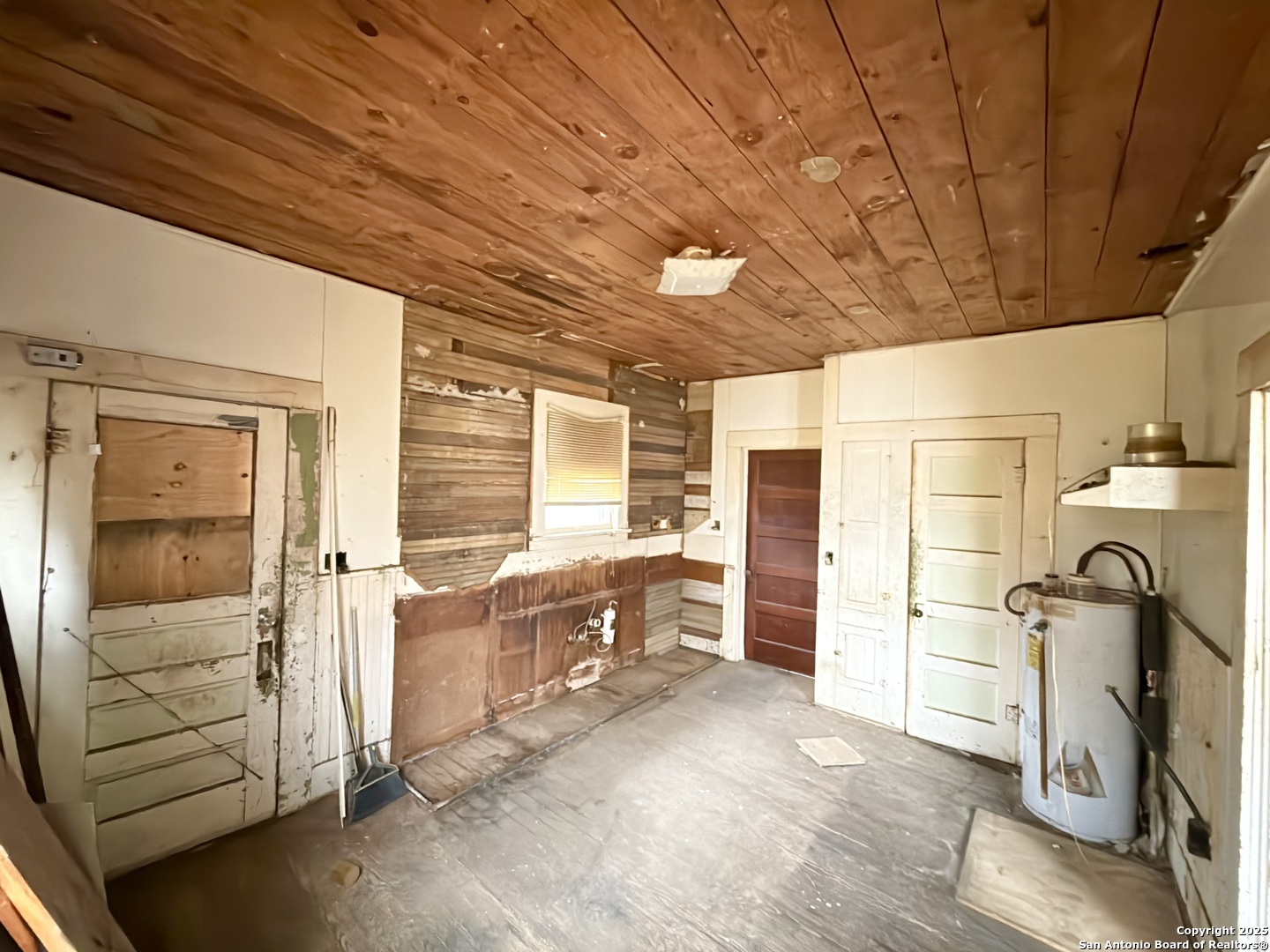 505 East Rio Grande Street Pearsall, TX 78061 - Photo 12 of 12 a bathroom with a tub and a shower