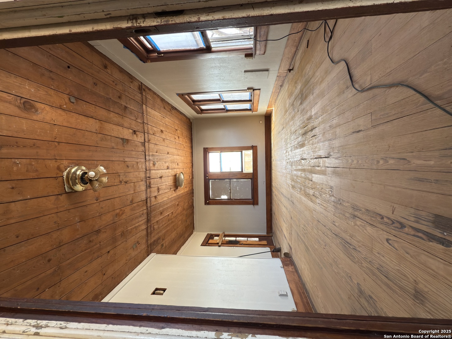 505 East Rio Grande Street Pearsall, TX 78061 - Photo 6 of 12 a bathroom with a tub