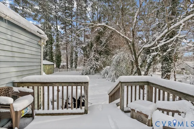 a black and white photo of a living room