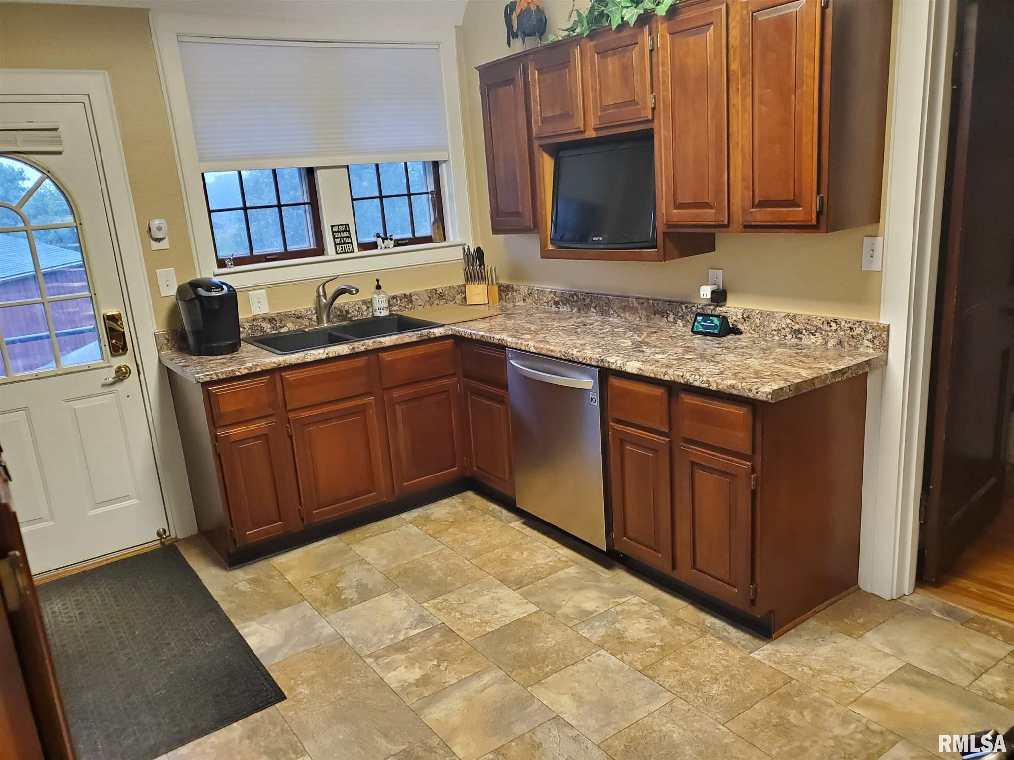 5 Breezy Point Road Clinton, IA 52732 - Photo 5 of 29 Gallery Image 5