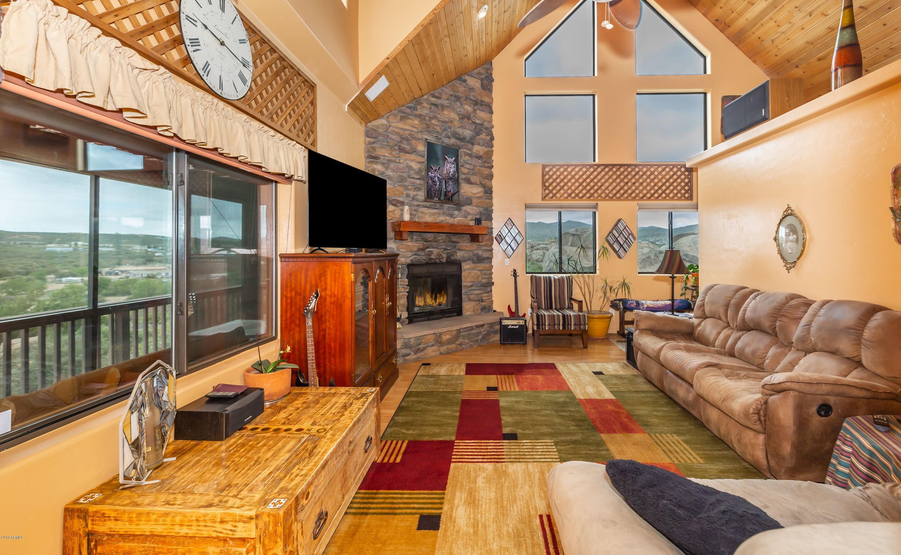 625 North Ambassador Road Dewey, AZ 86327 - Photo 3 of 18 003_Living Room
