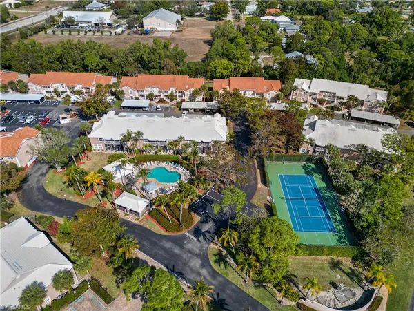 a view of a back yard