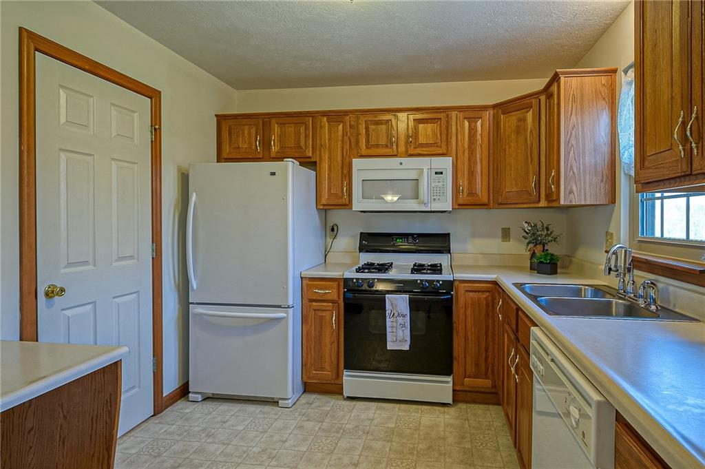 130 East Country Barn Road Houston, PA 15342 - Photo 7 of 20 Gallery Image 7