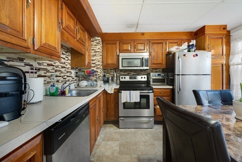 22 Windemere Street Springfield, MA 01104 - Photo 13 of 21