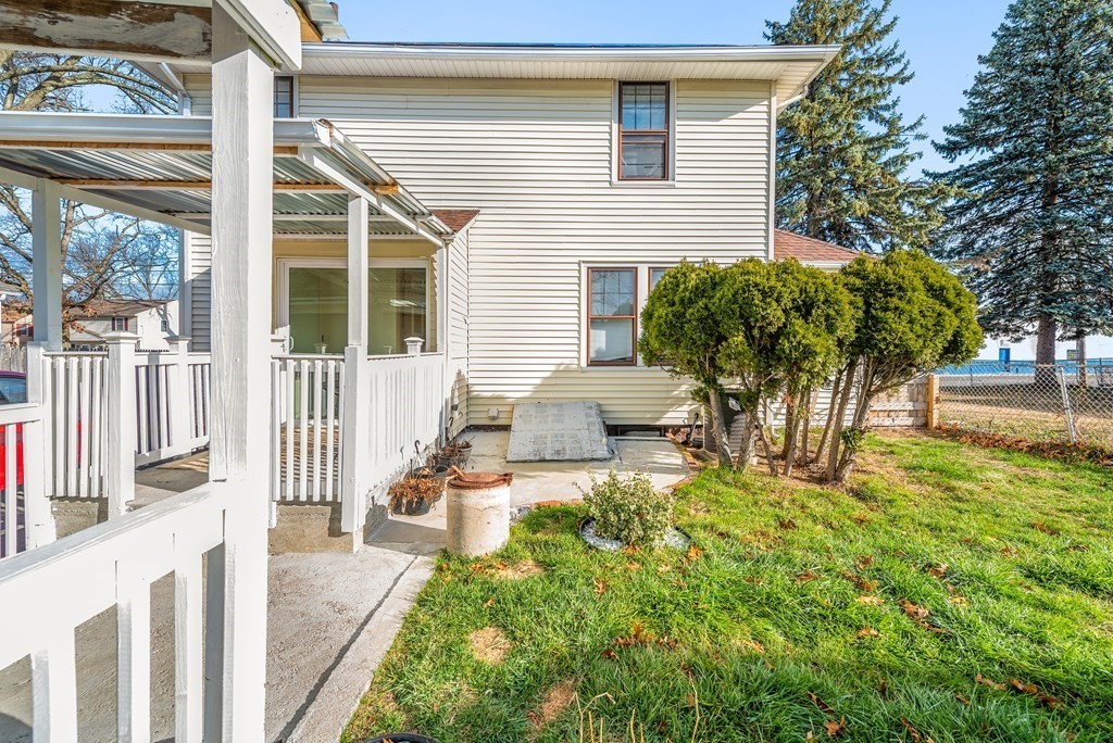22 Windemere Street Springfield, MA 01104 - Photo 3 of 21
