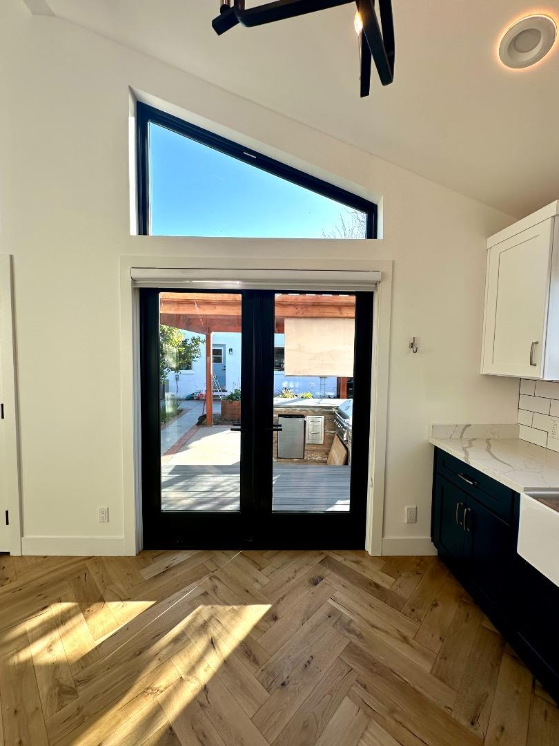 1092 Washington Street Mountain View, CA 94043 - Photo 16 of 32 a view of a livingroom with a balcony