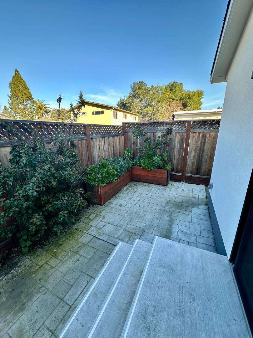 1092 Washington Street Mountain View, CA 94043 - Photo 31 of 32 a view of a backyard