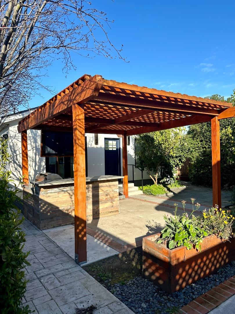 1092 Washington Street Mountain View, CA 94043 - Photo 4 of 32 a view of a backyard with plants and patio