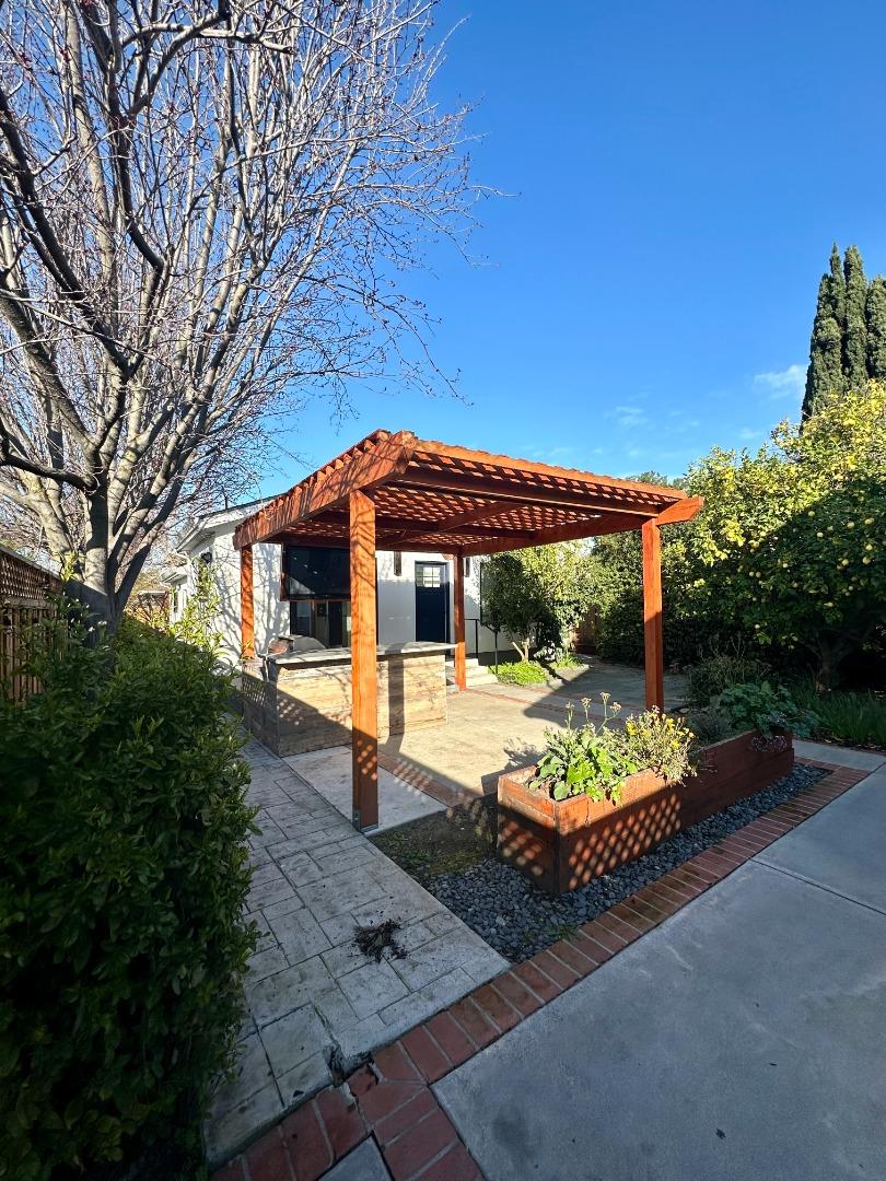1092 Washington Street Mountain View, CA 94043 - Photo 5 of 32 a front view of a house with a yard
