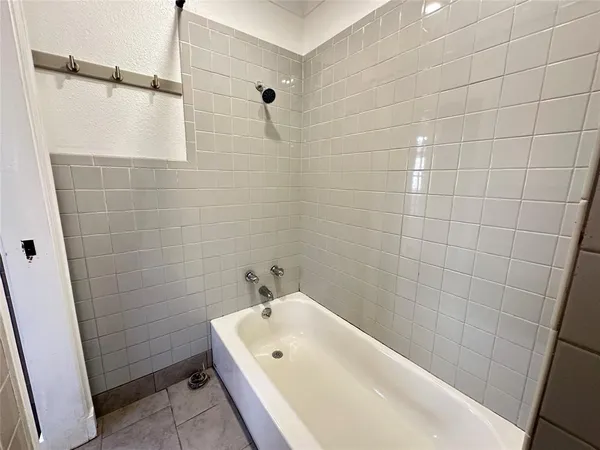 $2,400 | 217 Bruce Avenue, Shreveport, LA 71105