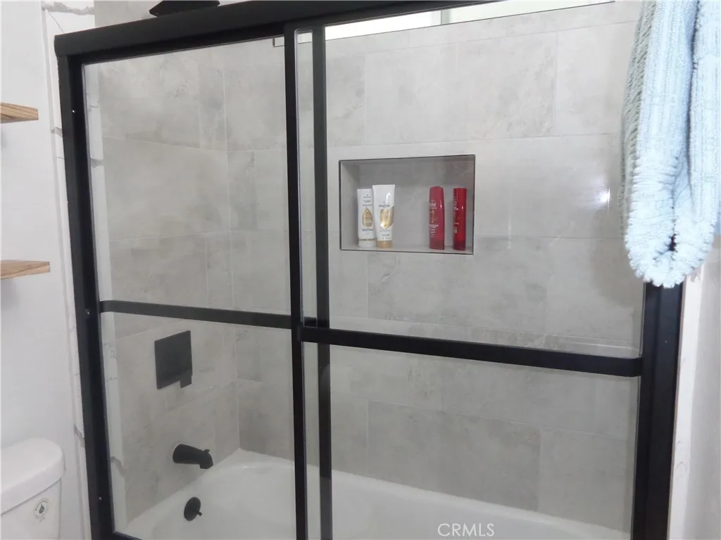 24273 Horst Drive Crestline, CA 92325 - Photo 8 of 34 a bathroom with a bathtub