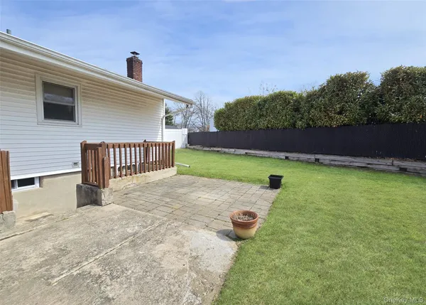 a view of a house with backyard and garden