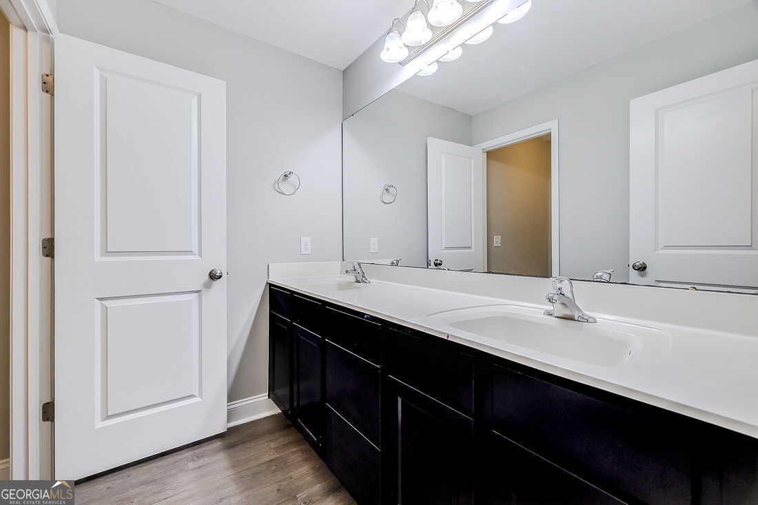 4 Bridlington Way Savannah, GA 31407 - Photo 31 of 38 a bathroom with double sink and a mirror
