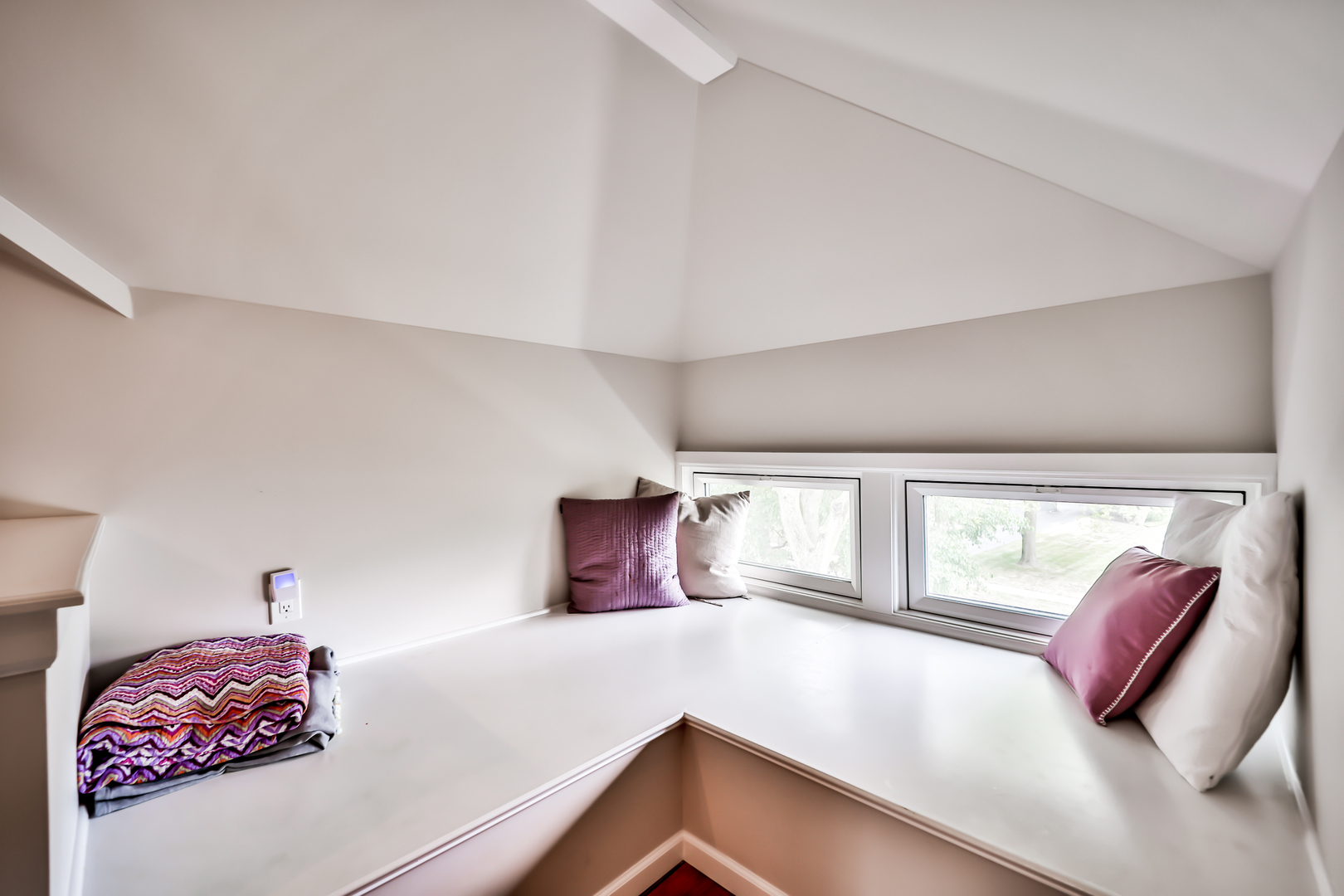 147 Herrick Road Riverside, IL 60546 - Photo 40 of 55 a bedroom with a large bed and a window