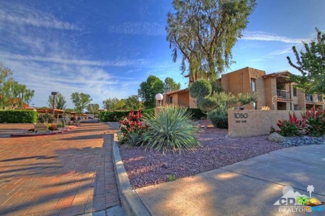1050 Ramon Road, Unit 20 Palm Springs, CA 92264 - Photo 24 of 35 a view of a yard and front view of a house