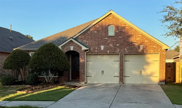 a view of a house with yard and plants