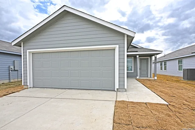 $1,475 | 2412 Shady Grove, New Braunfels, TX 78130