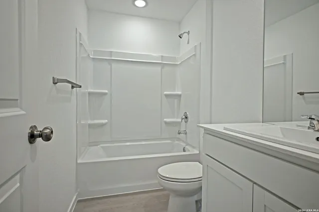 a view of empty room with window