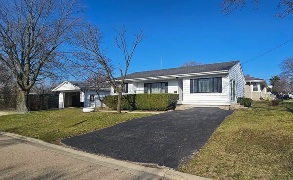 $2,100 | 1055 Kenmore Avenue, Aurora, IL 60505