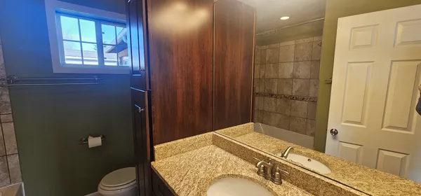 $2,100 | 1055 Kenmore Avenue, Aurora, IL 60505