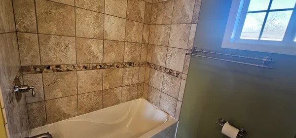 $2,100 | 1055 Kenmore Avenue, Aurora, IL 60505
