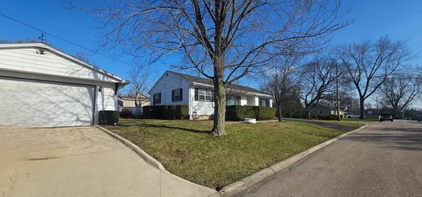 $2,100 | 1055 Kenmore Avenue, Aurora, IL 60505