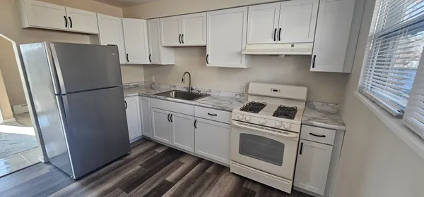 $2,100 | 1055 Kenmore Avenue, Aurora, IL 60505