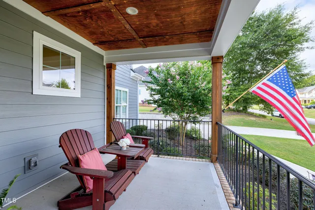 a view of an entryway and livingroom in right side