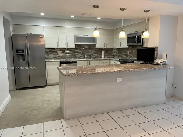 $3,500 | 5825 Collins Avenue, Unit 7B, Miami Beach, FL 33140