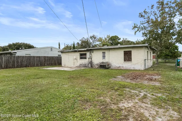 a view of a house with a backyard