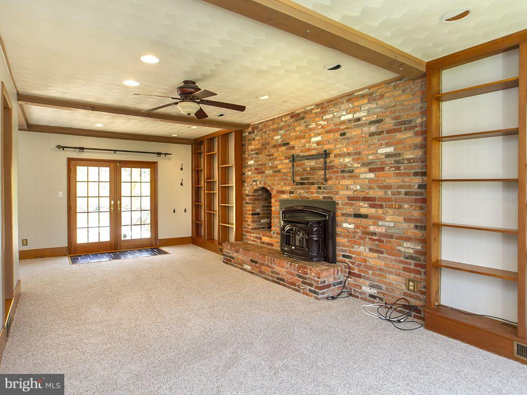 17207 Wesley Chapel Road Monkton, MD 21111 - Photo 7 of 30 Main lvl fam rm freshly painted and new carpet