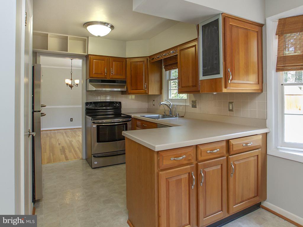 17207 Wesley Chapel Road Monkton, MD 21111 - Photo 8 of 30 Stainless appliances & bay window