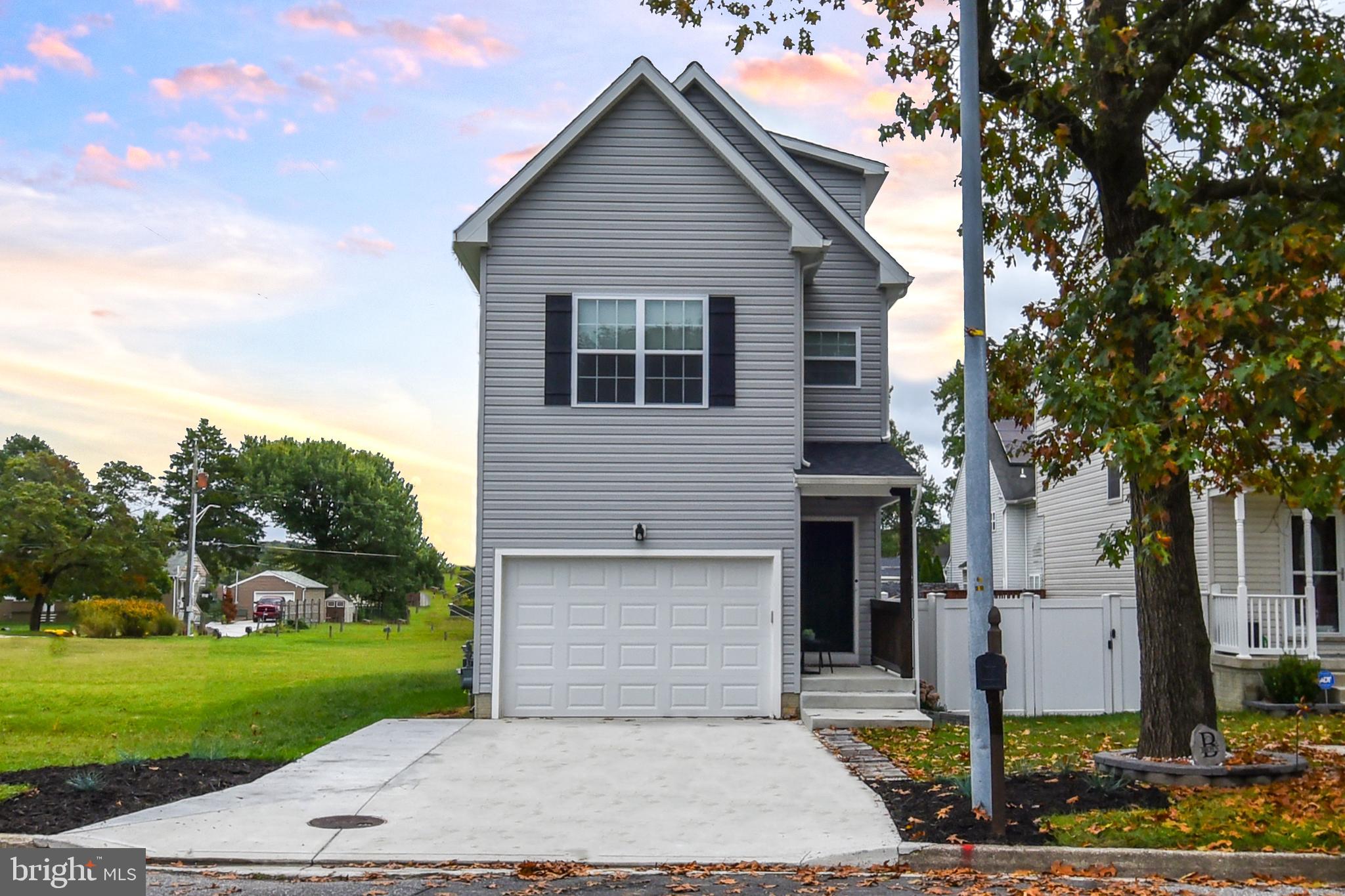 4 LEVEL SINGLE FAMILY HOME TOTALING 2,482 SQ FT